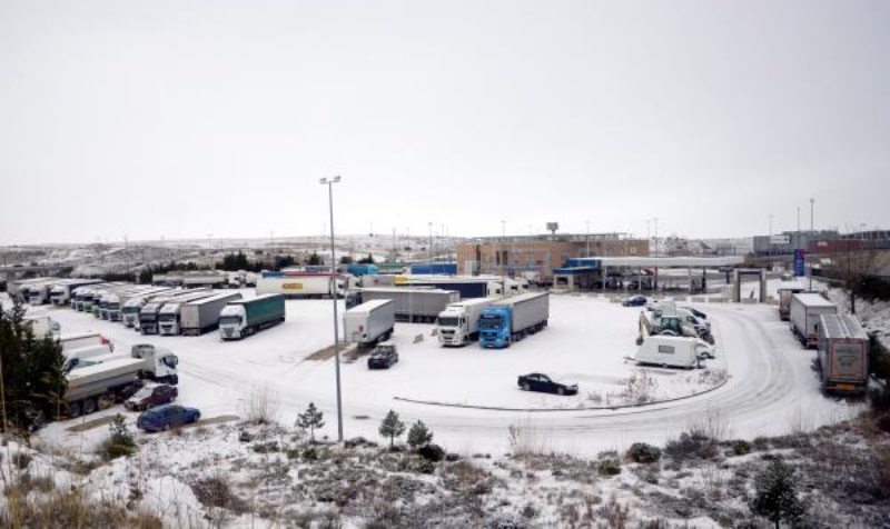 CetmTransporte's tweet photo. ‼️ Miles de #camiones siguen atrapados desde hace más de 48 horas en parkings o en zonas en las que no pueden atender sus necesidades más básicas. 

Es urgente que el Gobierno arregle la situación. Nuestros #transportistas no pueden seguir más tiempo en estas condiciones 😠 https://t.co/QkO7YbmtFy