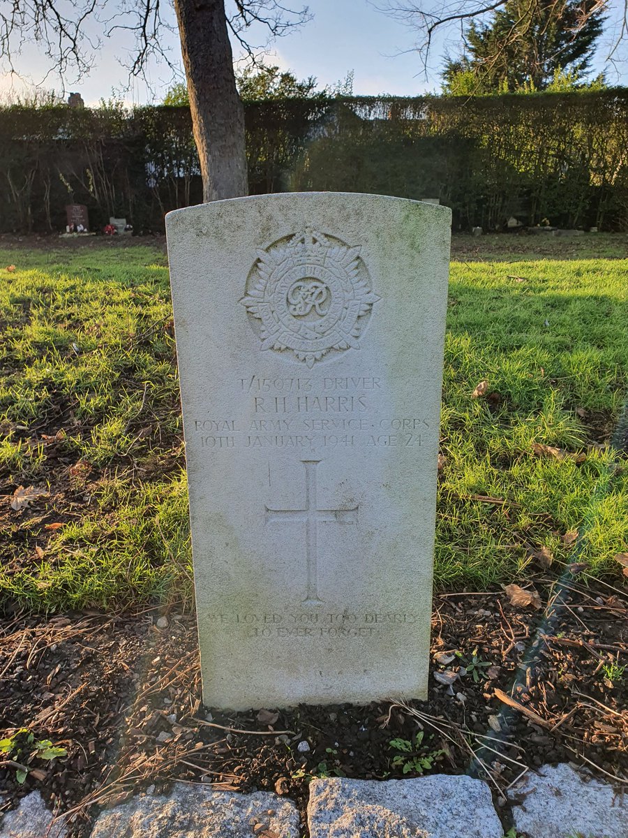 Many of the people killed in the blitz, civilian and services, are buried in Kingston Cemetery. There's a memorial to civilian casualties and these CWGC headstones that date from 10 Jan 1941  #Portsmouth  #Blitz80 /3
