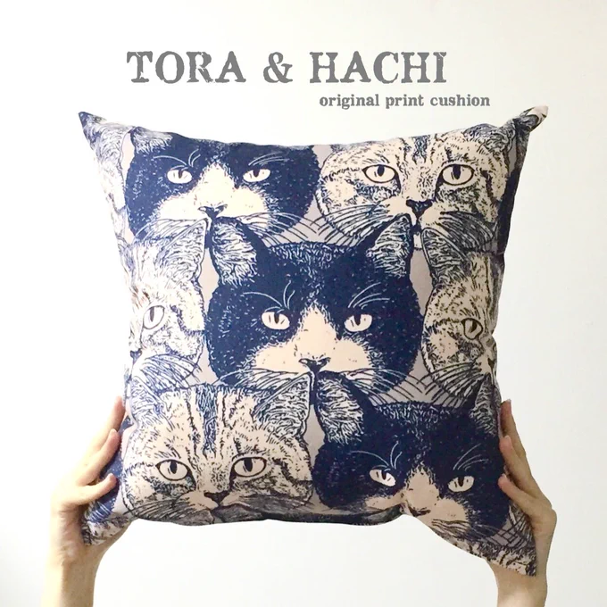 夜も更けて参りましたが、来月書店での猫フェアに作品を並べていただくのでnemunokiの猫シリーズ振り返らせてください?
まずはやっぱりトラとハチかなぁ。
大きなクッションは我が家のソファに。
お顔だけじゃなくて、全身のイラストもあったりします。 