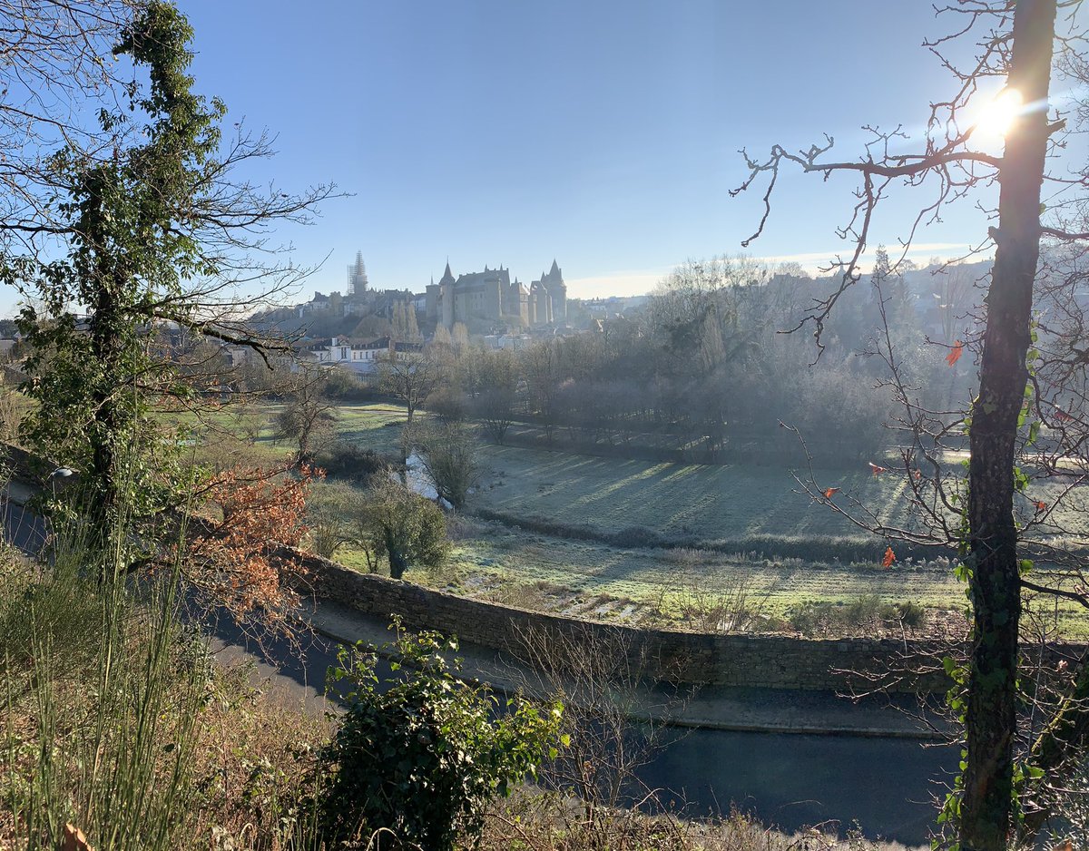 ErwannRougier's tweet photo. Le plus beau point de vue de Vitré selon moi. Magnifique.
#Vitré #Bretagne https://t.co/DC8sUCSZCW