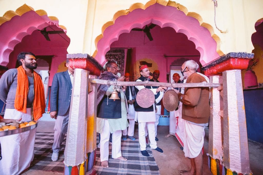 ShyamaCGupta's tweet photo. With @yadavakhilesh ji on his visit to #Chitrakoot https://t.co/BjbZmop9A8