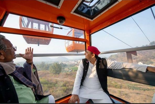ShyamaCGupta's tweet photo. With @yadavakhilesh ji on his visit to #Chitrakoot https://t.co/BjbZmop9A8