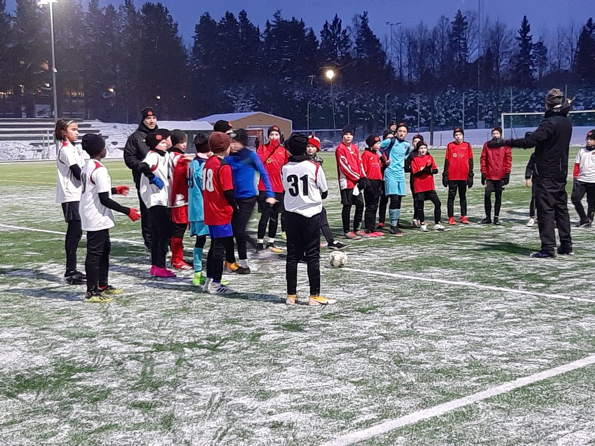 PKKUP08's tweet photo. PKKU P08:n sisäinen treenipeli upeassa talvisäässä. Tasaista vääntöä ja kovaa tsemppiä! Go Kerho Go!❤🖤 https://t.co/33mDDmLB4W