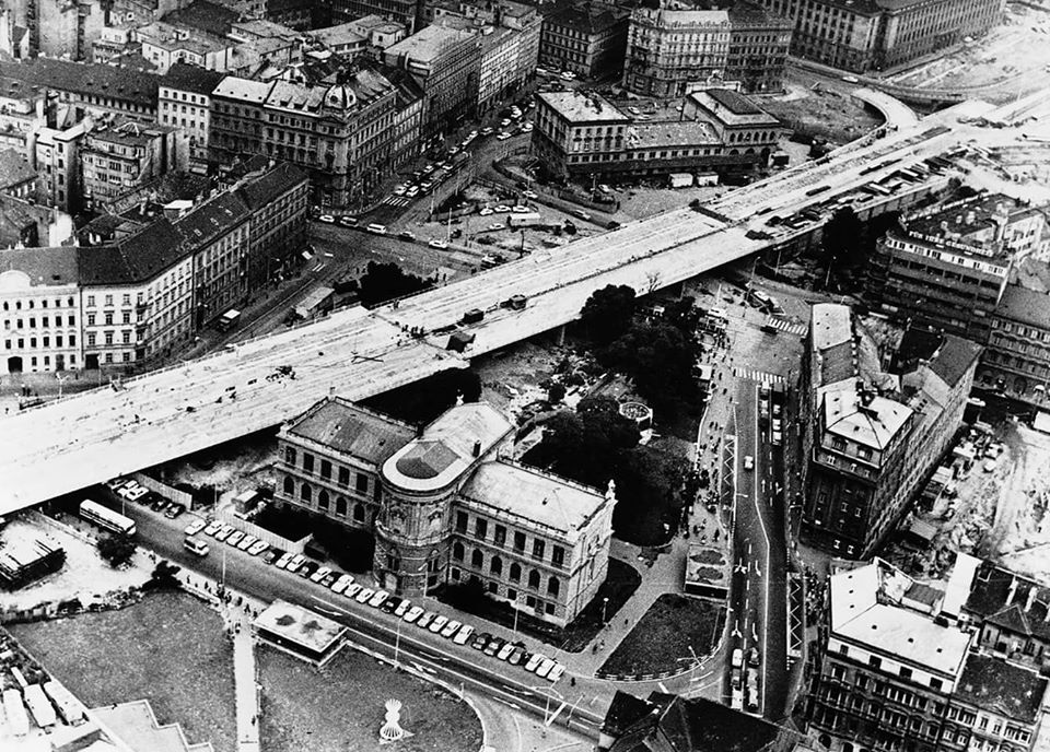 Budování magistrály - dosud stojí torzo nádraží Těšnov