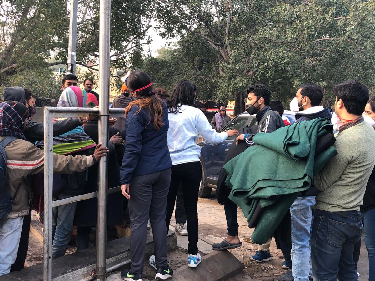 Distribution of blankets to homeless near Bangla Sahib, CP, Delhi.
#clothetheneedy #covidcare #makeadifference #donateoldclothes #handsthathelp