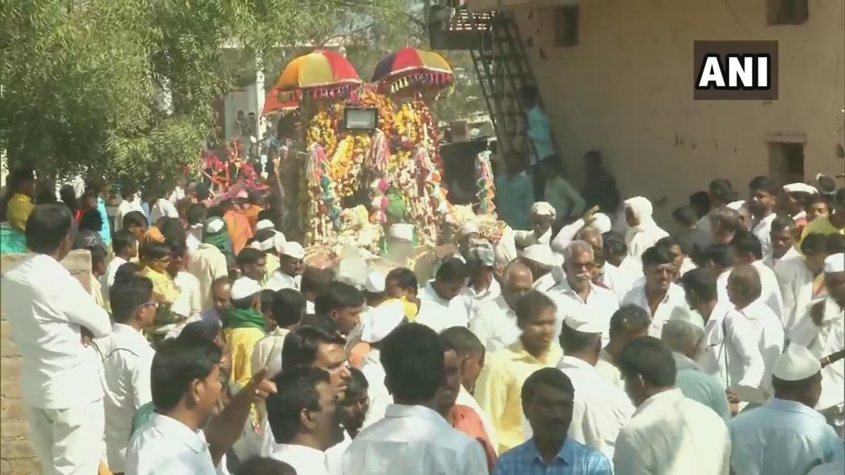 ANI's tweet photo. Karnataka: Members of Hindu and Muslim communities celebrated the urs of Hazrat Khwaja Saifan Mulk in Karajagi village of Kalaburagi district earlier today. https://t.co/MpIMzoekgv