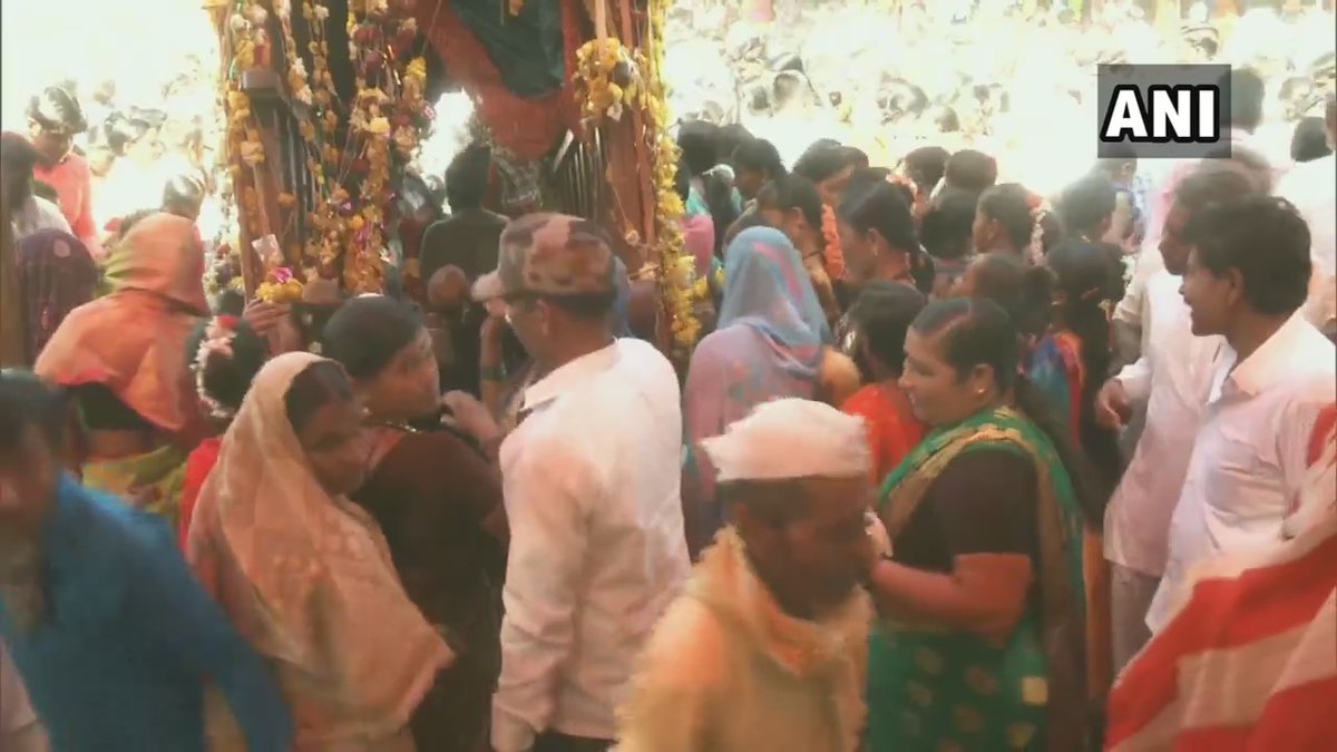 ANI's tweet photo. Karnataka: Members of Hindu and Muslim communities celebrated the urs of Hazrat Khwaja Saifan Mulk in Karajagi village of Kalaburagi district earlier today. https://t.co/MpIMzoekgv