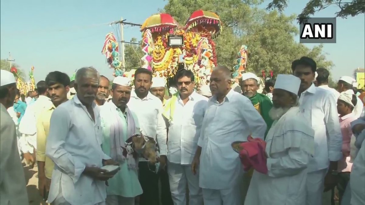 ANI's tweet photo. Karnataka: Members of Hindu and Muslim communities celebrated the urs of Hazrat Khwaja Saifan Mulk in Karajagi village of Kalaburagi district earlier today. https://t.co/MpIMzoekgv