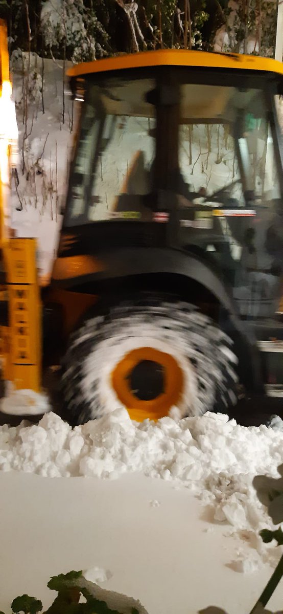 zupo21's tweet photo. Muchas gracias a la iniciativa #SOS4x4 Madrid xq por fin llegó comida y han podido trasladar a mis compañeros/as al Hospital de #Cantoblanco
https://t.co/coMTJBEYmu También llegó una excavadora para ir limpiando los accesos vía @europapress @fssccoo @CCOOMadrid https://t.co/b4eIgXlrkN