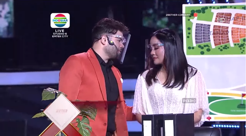 Indosiar's tweet photo. Sepertinya Gita sudah mulai move on ke Ridho nih gaes.
Kalian juga yaa, kalau udah disakitin move on aja.
πππ
#26etherConcert https://t.co/mMICPi0m5T