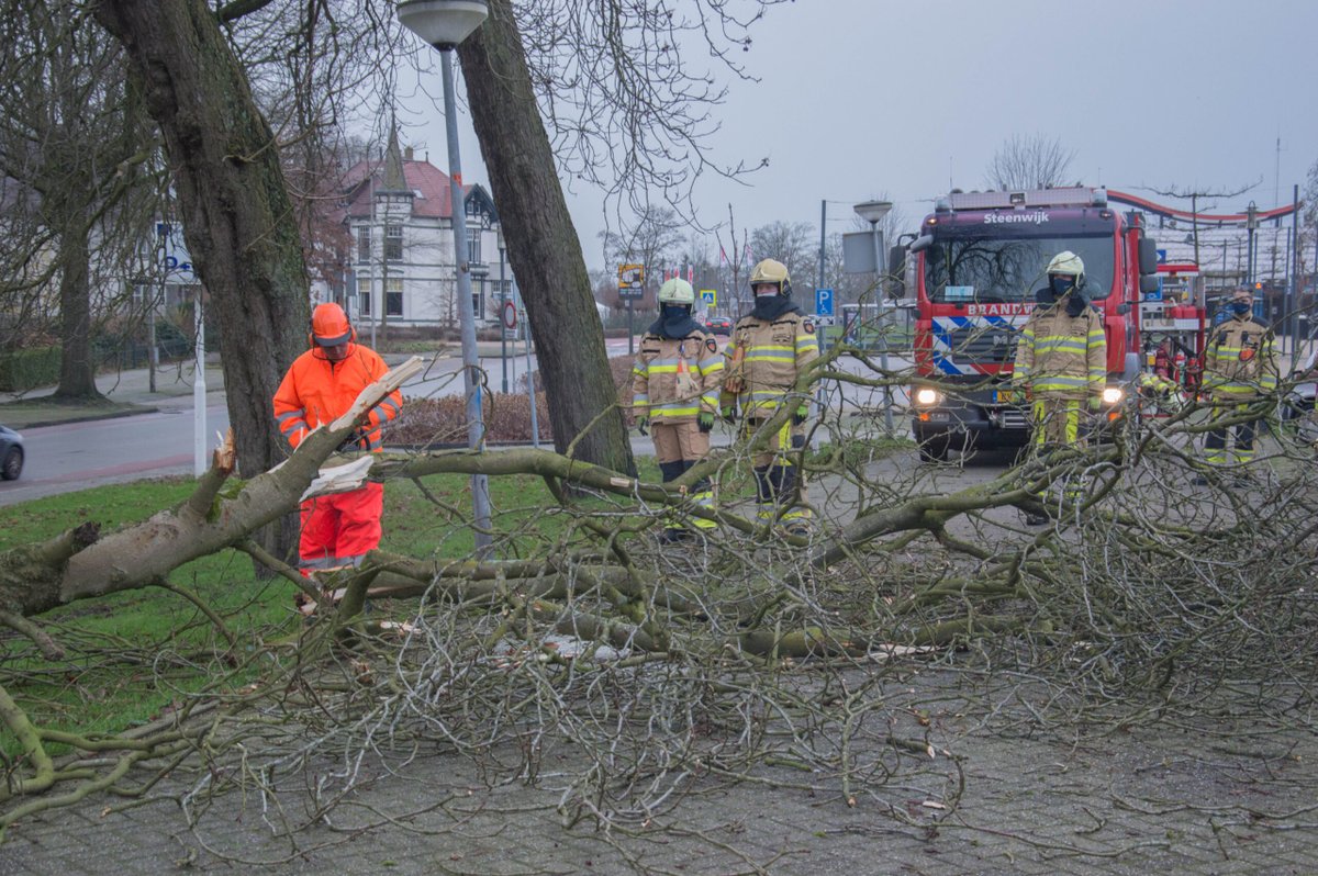 Brandweer rukt uit voor stormschade aan Tramlaan (Foto's) |. | #Steenwijk.