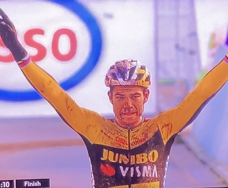 denbokkerijder's tweet photo. En ook @WoutvanAert wint! #team2275 #BKVeldrijden #BKMeulebeke https://t.co/WntnMr49ZP