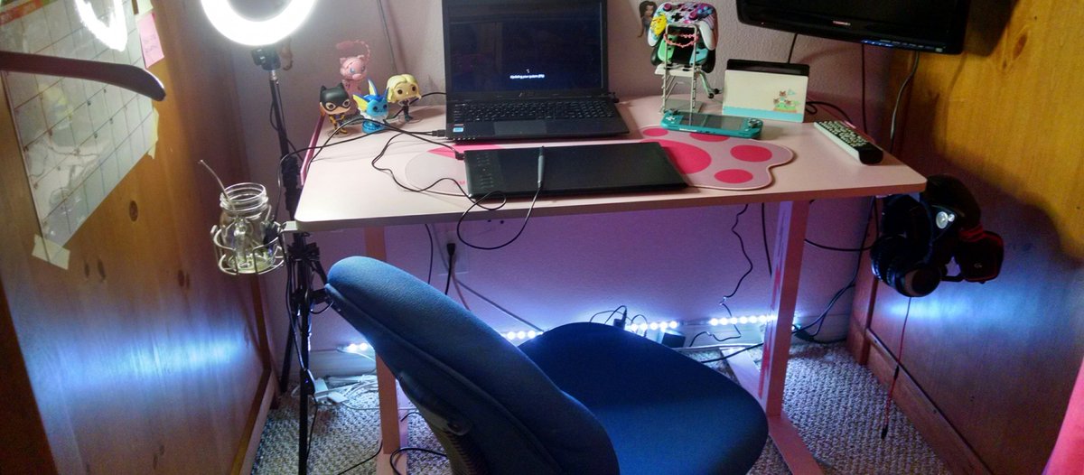 Britney73485145's tweet photo. Finally got my desk and everything set up! Just got to get a MUCH better computer soon. 😁 https://t.co/uDsByXgJOJ