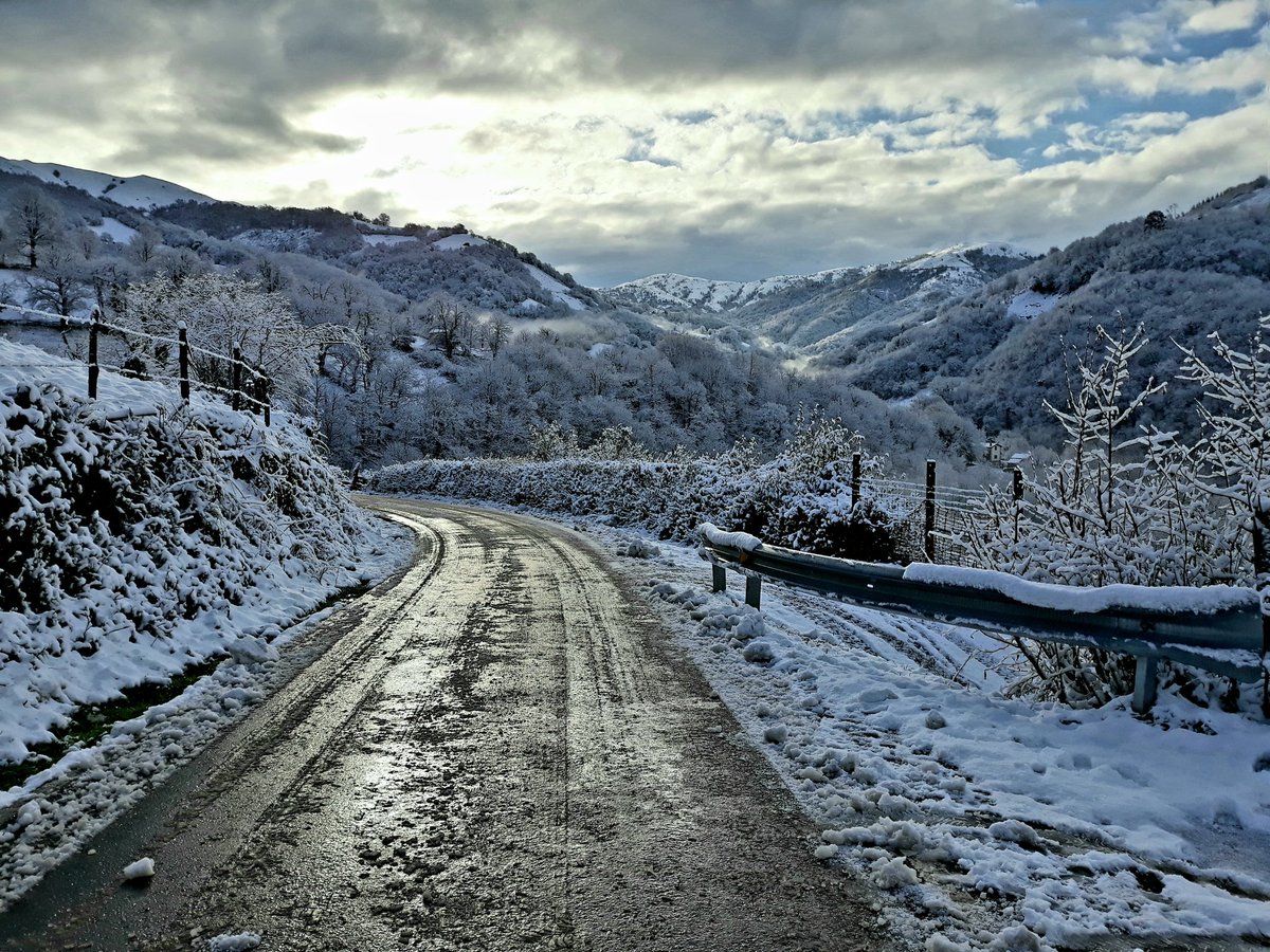 CrisProfeEOI's tweet photo. So sah es aus morgens bei mir! ❄☃️
☃️der Schneemann/muñeco de nieve
❄das Glatteis/placas de hielo
❄Die Schneeflocken/copos de nieve
❄die Schneeballschlacht/batalla bolas de nieve
❄ schneeblank/blanco como la nieve
#sonntags #felizdomingo #profeeoi
https://t.co/TeMeYagjSp https://t.co/xiwVtSMMPv