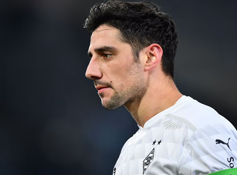 Forsberg and Stindl played the same role, sitting between our DM's and CB's, both focused more on our right side, playing passes in the back of Pavard - Boa/Sule.We seem so far unable to defend against a good false 9, our back 4 is unable to mark him.