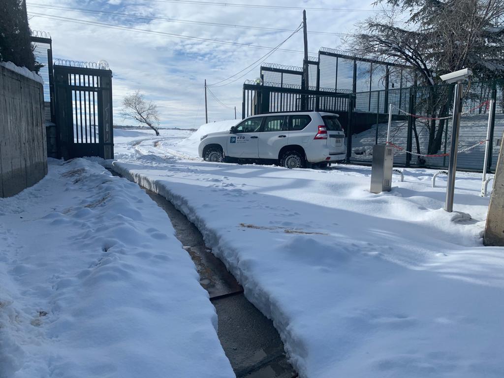 RedElectricaREE's tweet photo. La #BorrascaFilomena sigue su curso y tras la nieve bajarán las temperaturas 🌡️ de forma drástica. Nuestros compañeros de mantenimiento siguen trabajando en condiciones extremas para que las infraestructuras de la red de transporte sigan a pleno rendimiento.

#REESiempreContigo https://t.co/3vpZdCgyXS