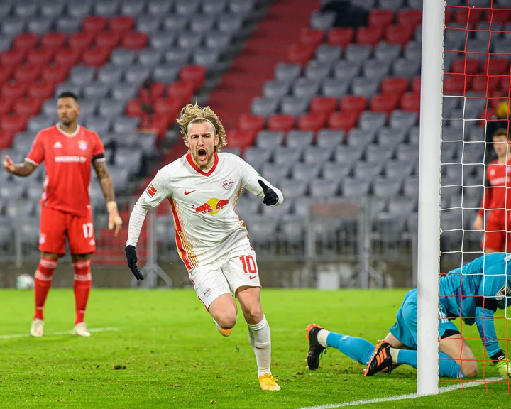 Forsberg and Stindl played the same role, sitting between our DM's and CB's, both focused more on our right side, playing passes in the back of Pavard - Boa/Sule.We seem so far unable to defend against a good false 9, our back 4 is unable to mark him.