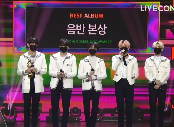 txt_bighit_pic's tweet photo. @TXT_members Congratulations on your first  winning bonsang!!!!! 👏🎉🎊🏆

#TXT1stBonsang #TXT 
#TXTonGDA
@TXT_members @TXT_bighit https://t.co/aym2Bp9pda