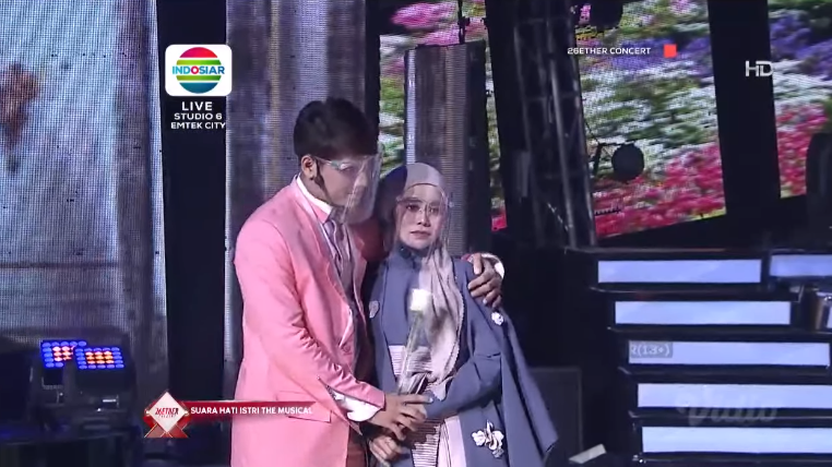 Indosiar's tweet photo. Akhirnya sebuah akhir yang bahagia buat mereka semua, setelah akhirnya menemukan jodoh masing-masing.
Siapa nih pasangan favorit kamu?
#26etherConcert https://t.co/0UHLCgvt5Q