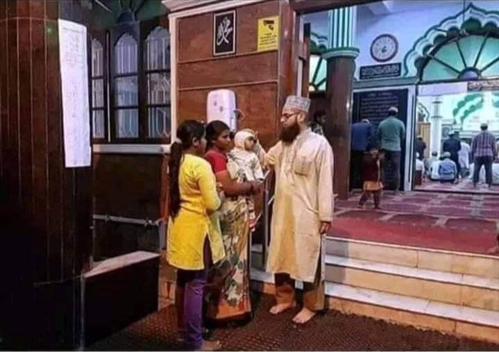 नफरत तो सियासत ने फैलाई है, वरना मस्जिदों के बाहर आज भी, हिन्दू मां बहनें बच्चो पर फुक लगवाने आती है..👇👇