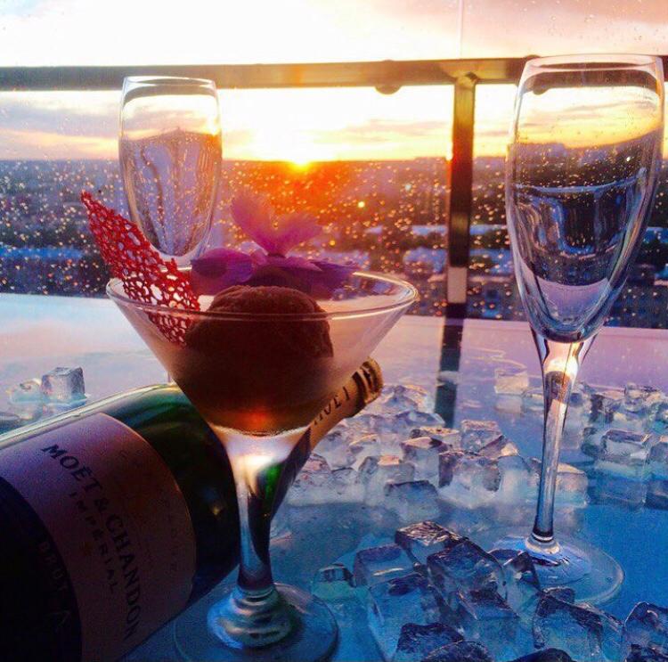 Spv_Korston's tweet photo. Как насчёт романтического вечера👩‍❤️‍👨 Проведите этот вечер со своей второй половинкой за бокалом вина 🍷или игристого шампанского🥂 у нас на высоте, в  #Extralounge
⬇️Забронировать⬇️
https://t.co/xInQSC4Pgr 
#вкусвысоты #почувствуйвкусвысоты https://t.co/6MhAuTrl0c