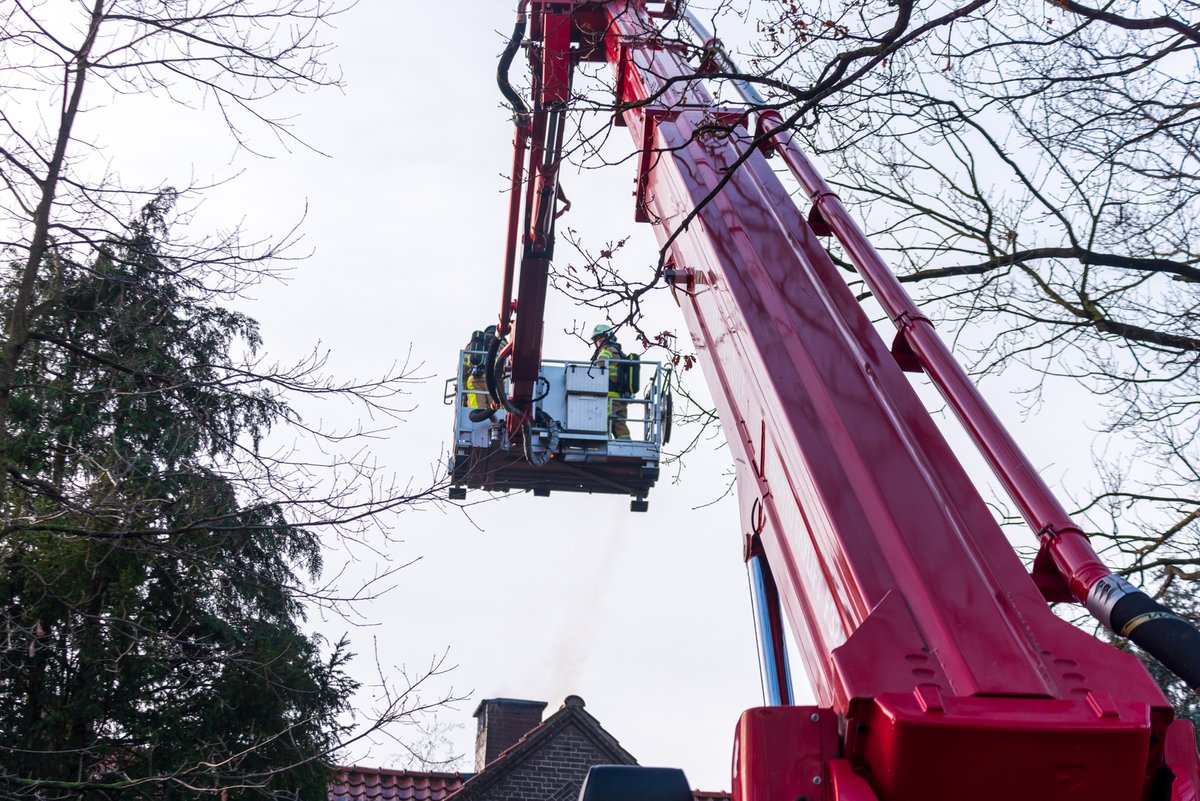 Brandweer blust schoorsteenbrand aan Wipstrikkerallee Lees meer bij @WeblogZwolle :. #zwolle @VRIJsselland.