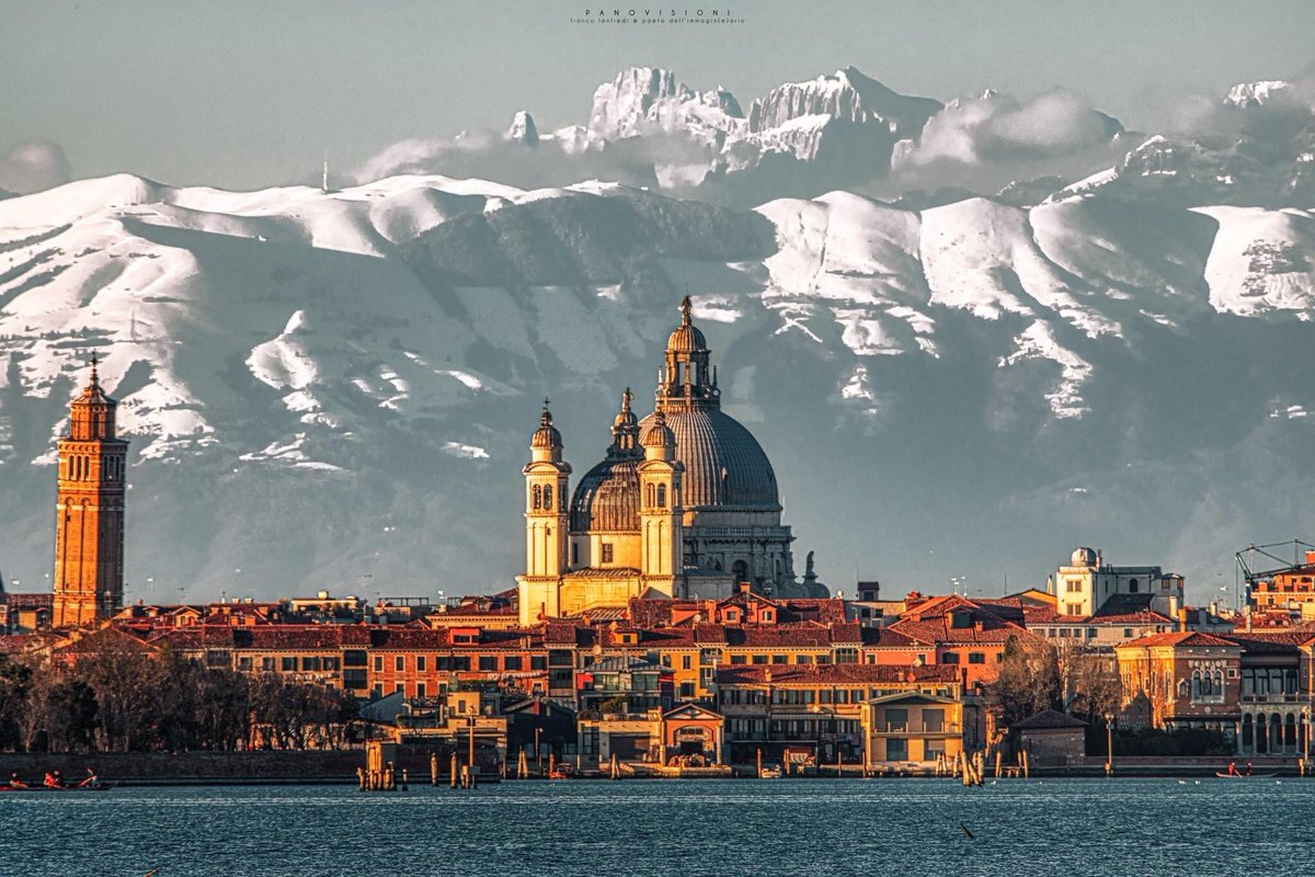 Una bellissima immagine di Venezia con le Dolomiti stracariche di neve sullo sfondo - foto 📸 di Franco Lanfredi #Venezia #Veneto #Dolomiti