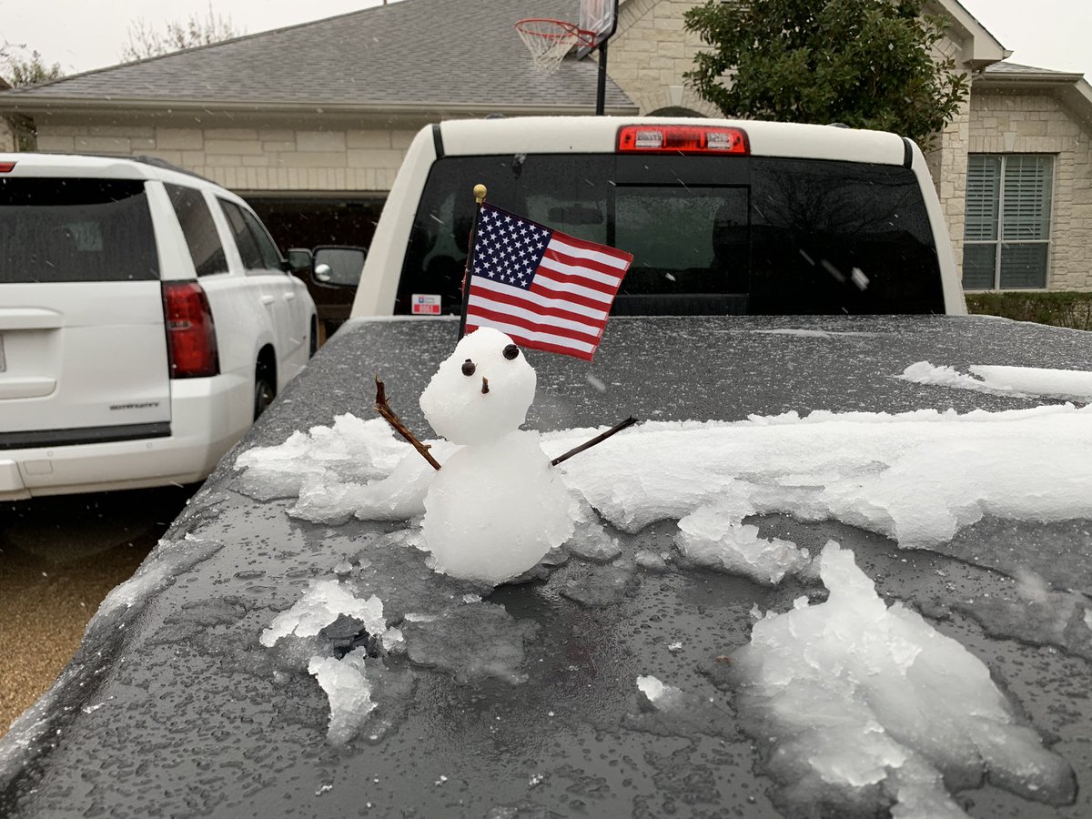 JeforyB's tweet photo. Snowing in Austin kind of anyway!!! https://t.co/tfRDViFgxB