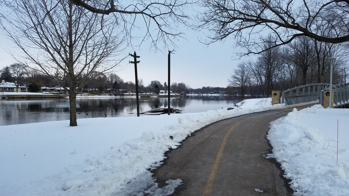 martian434's tweet photo. 11.2 cloudy miles!  Temperatures in the mid 20s for this one.  A couple icy spots to deal with, but otherwise the conditions on the trail and road were fine.  Going to relax and watch some football. Go Bears!🐻 #sundayrunday #MilesforBeth #runningtonotfrom #runchat https://t.co/OAdhhi3NII
