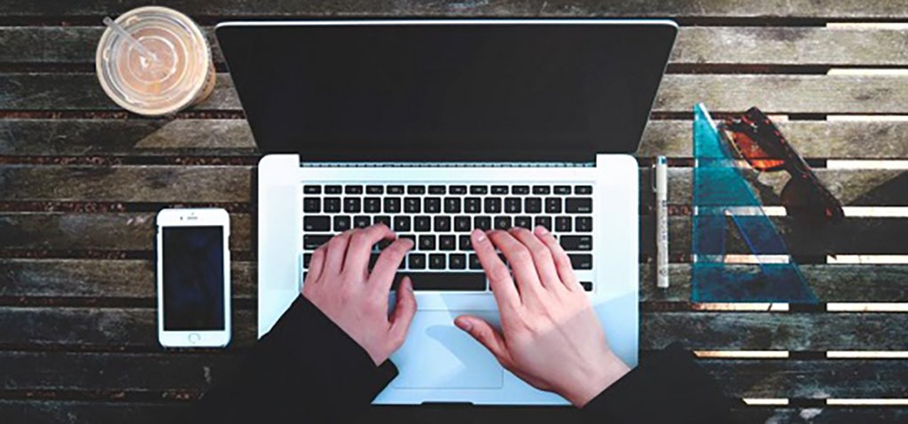 👩‍💻 La #UCA retoma mañana la actividad docente online y refuerza las medidas para la seguridad de los exámenes. 📩 El rector ha informado hoy a la #comunidadUCA sobre la realización de las pruebas presenciales permitidas por <a href="/AndaluciaJunta/">Junta de Andalucía</a> 

ℹ️ bit.ly/3nxNW83