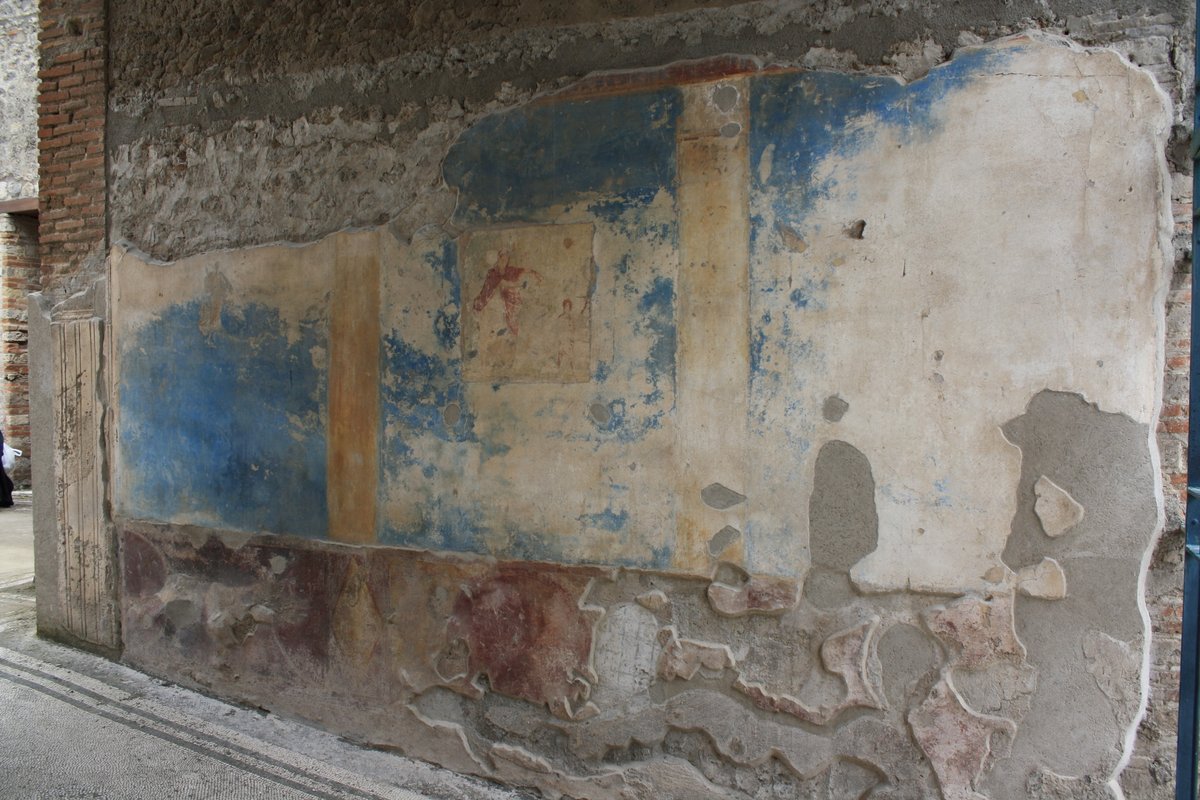 Even if the predominant hue of the fauces is of course  #EgyptianBlue, the socle was painted using red ochre and appears to be blackened nowadays. https://twitter.com/cinnabarim/status/1271822079315378176