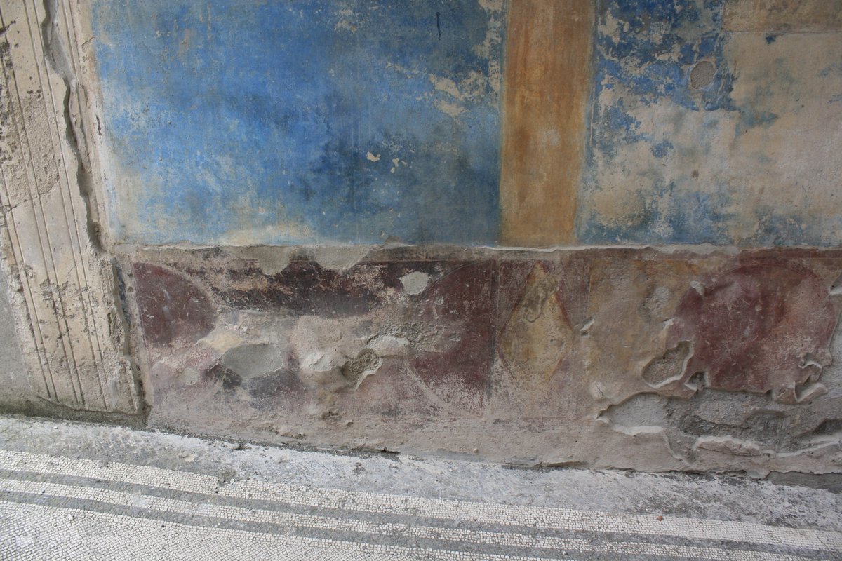Even if the predominant hue of the fauces is of course  #EgyptianBlue, the socle was painted using red ochre and appears to be blackened nowadays. https://twitter.com/cinnabarim/status/1271822079315378176