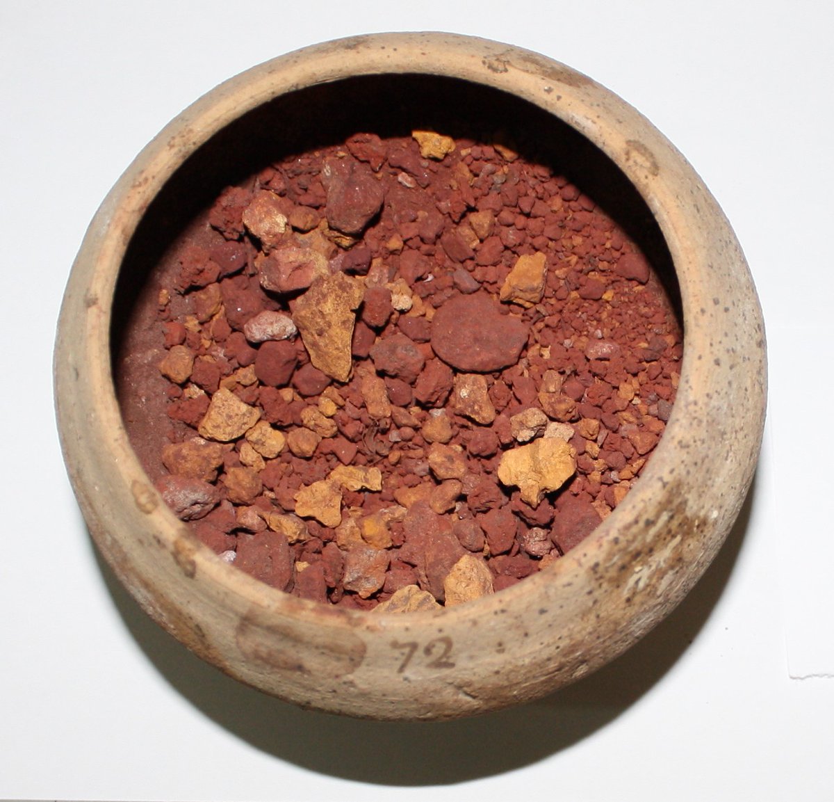 In today’s  #thread we are going to talk about a degradation process that endangers the red ochre pigment of the mural paintings of  @pompeii_sites: its darkening.