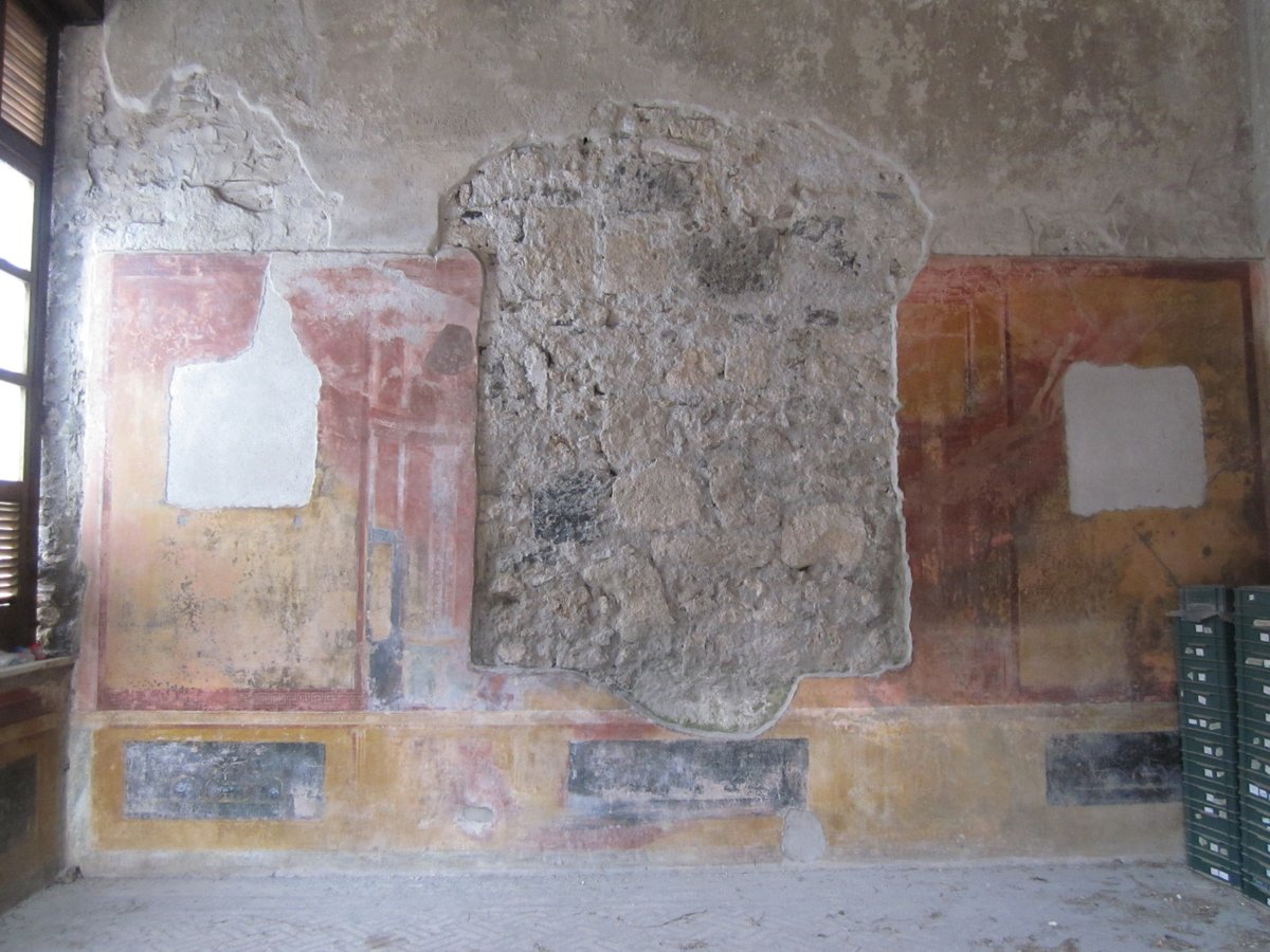The triclinium shows both degradation processes: yellow into red ochre dehydration and blackening of red ochre in certain areas. https://twitter.com/cinnabarim/status/1271822098789552128