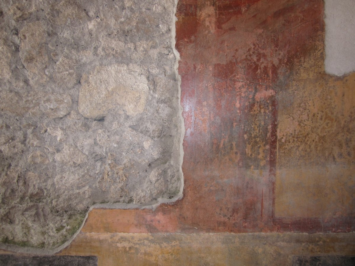The triclinium shows both degradation processes: yellow into red ochre dehydration and blackening of red ochre in certain areas. https://twitter.com/cinnabarim/status/1271822098789552128