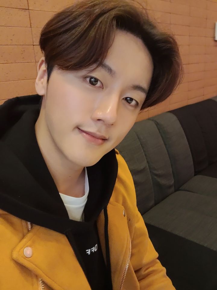 SF9__Unofficial's tweet photo. [SCHEDULE 210111 KST] #SF9 @SF9official 

🎥~:~PM [VLIVE] 🍀: Bin,us https://t.co/6Fy9YNDtaV