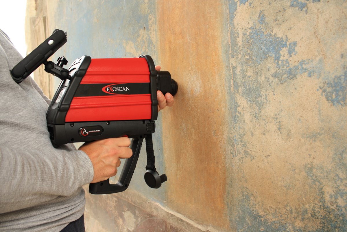 In order to understand this degradation process, an in-situ analysis campaign was performed at  @pompeii_sites and certain painting microsamples were further investigated in the laboratory.