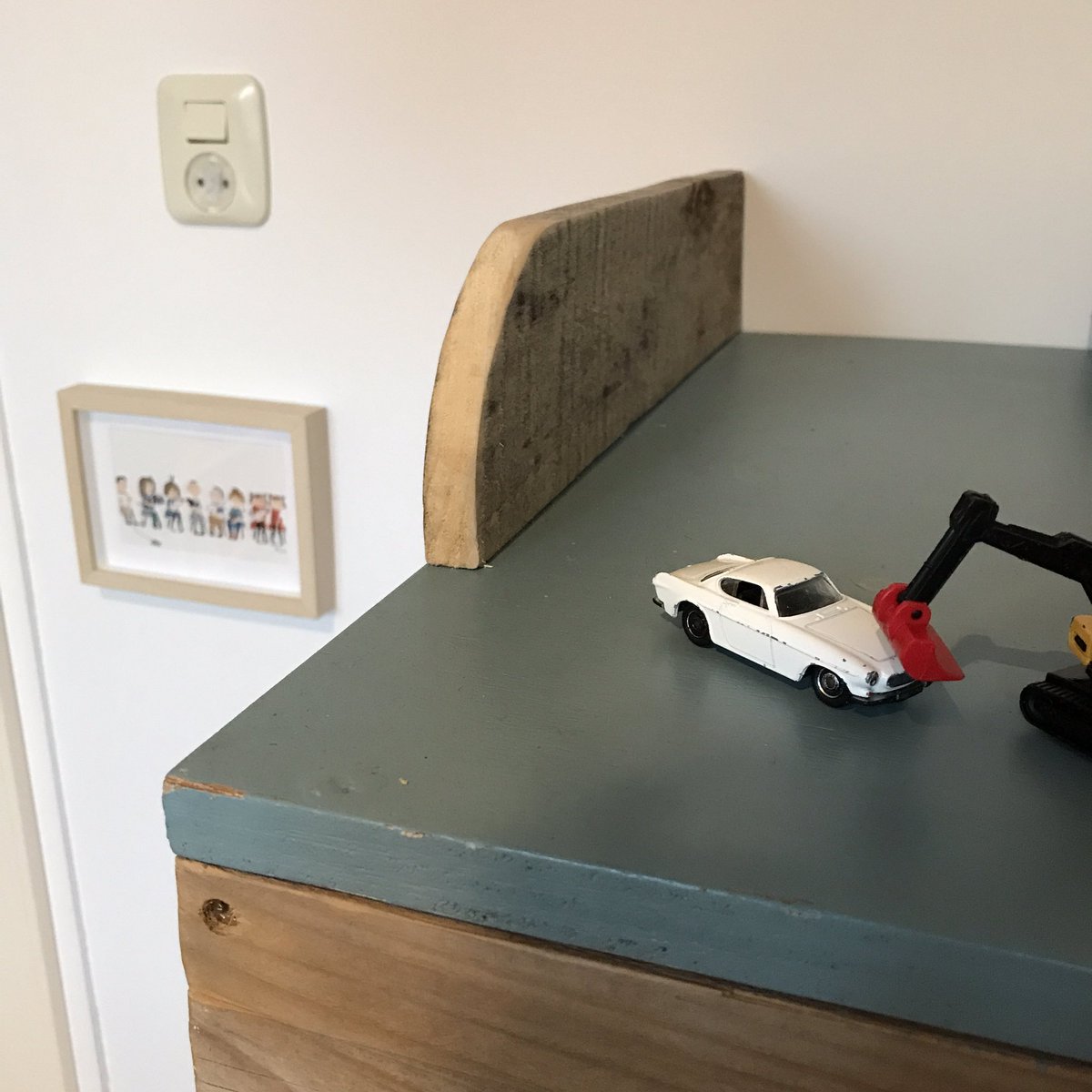 Evalenis's tweet photo. Bouwde bijna drie jaar gelden deze commode. Nog elke dag blij mee. #vrouwbouw #recyclingwood #diywoodwork https://t.co/XCkeiU2oLt