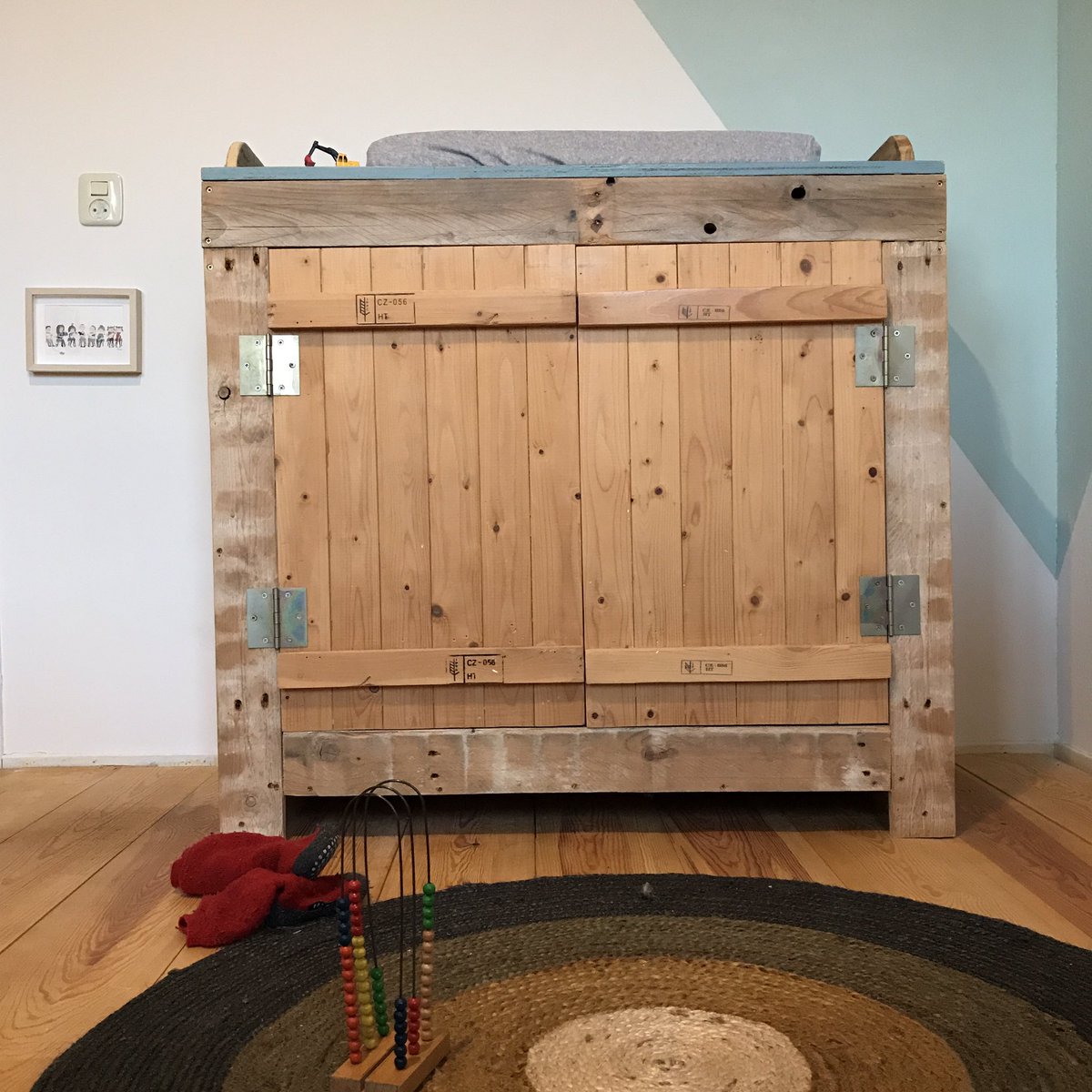Evalenis's tweet photo. Bouwde bijna drie jaar gelden deze commode. Nog elke dag blij mee. #vrouwbouw #recyclingwood #diywoodwork https://t.co/XCkeiU2oLt