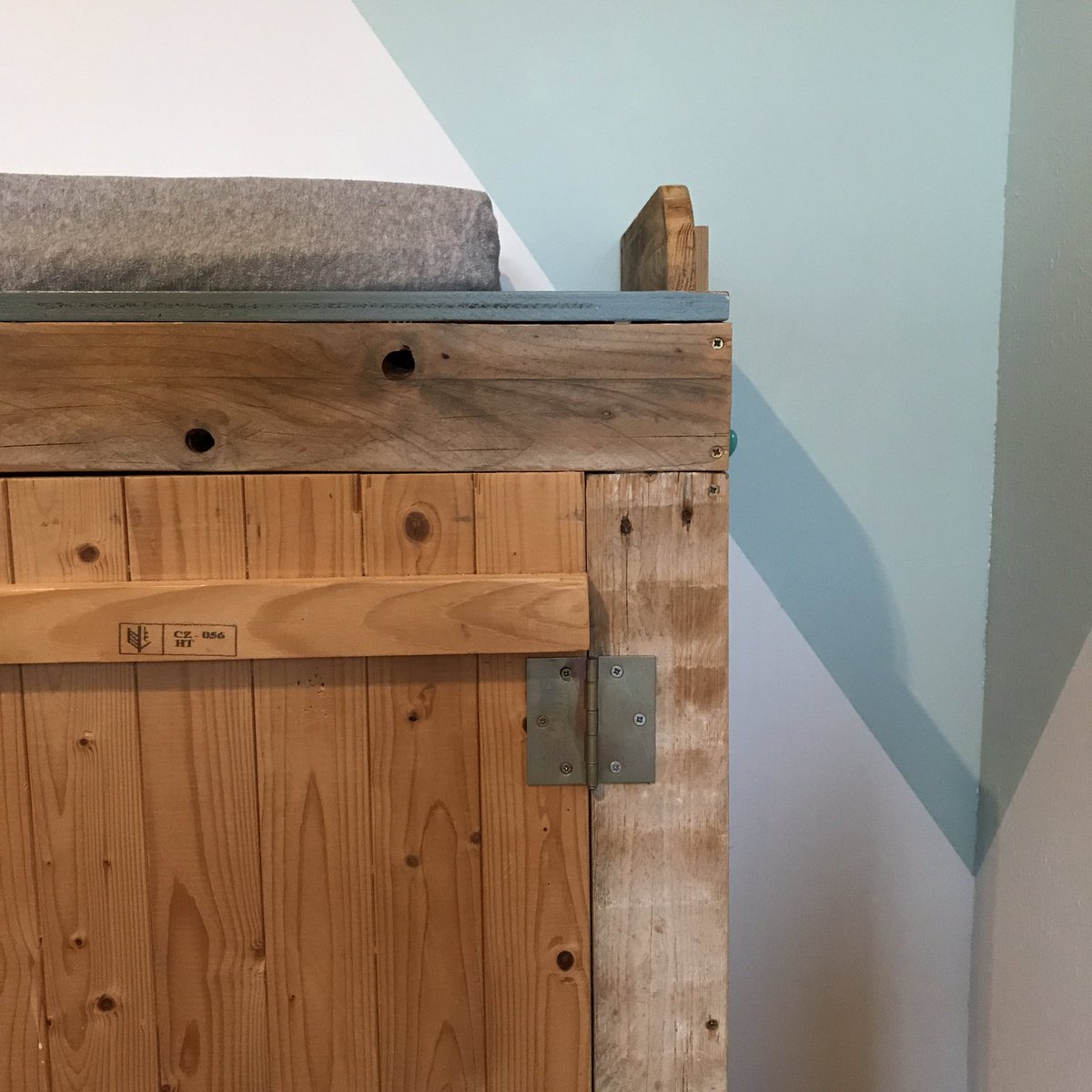 Evalenis's tweet photo. Bouwde bijna drie jaar gelden deze commode. Nog elke dag blij mee. #vrouwbouw #recyclingwood #diywoodwork https://t.co/XCkeiU2oLt