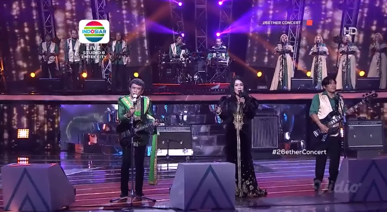 Indosiar's tweet photo. Seneng sekali bisa menyaksikan kembali duet sepanjang masa antara Rhoma Irama dan Rita Sugiarto di #26EtherConcert. https://t.co/kU7fds24aN
