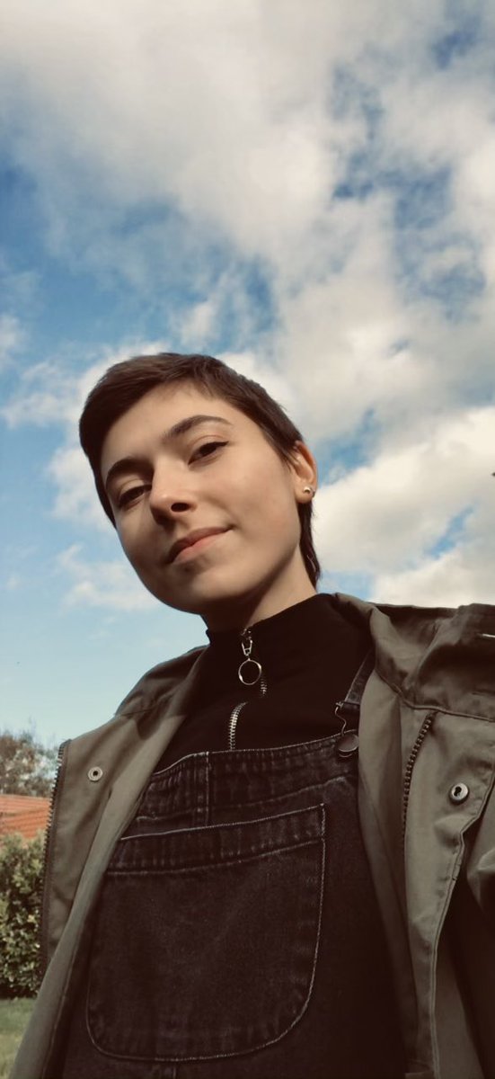 EmmanuellaMaeba's tweet photo. FaceTime shoot with the talented @sophieewinter 🎼🎤🤍

#facetime #portrait #portraits #photograph #music #upcomingartist #musician #singer #outdoorphotography #outdoors #location #garden #blueskies #tress #women #femaleartist https://t.co/Vb4XhDr2lR