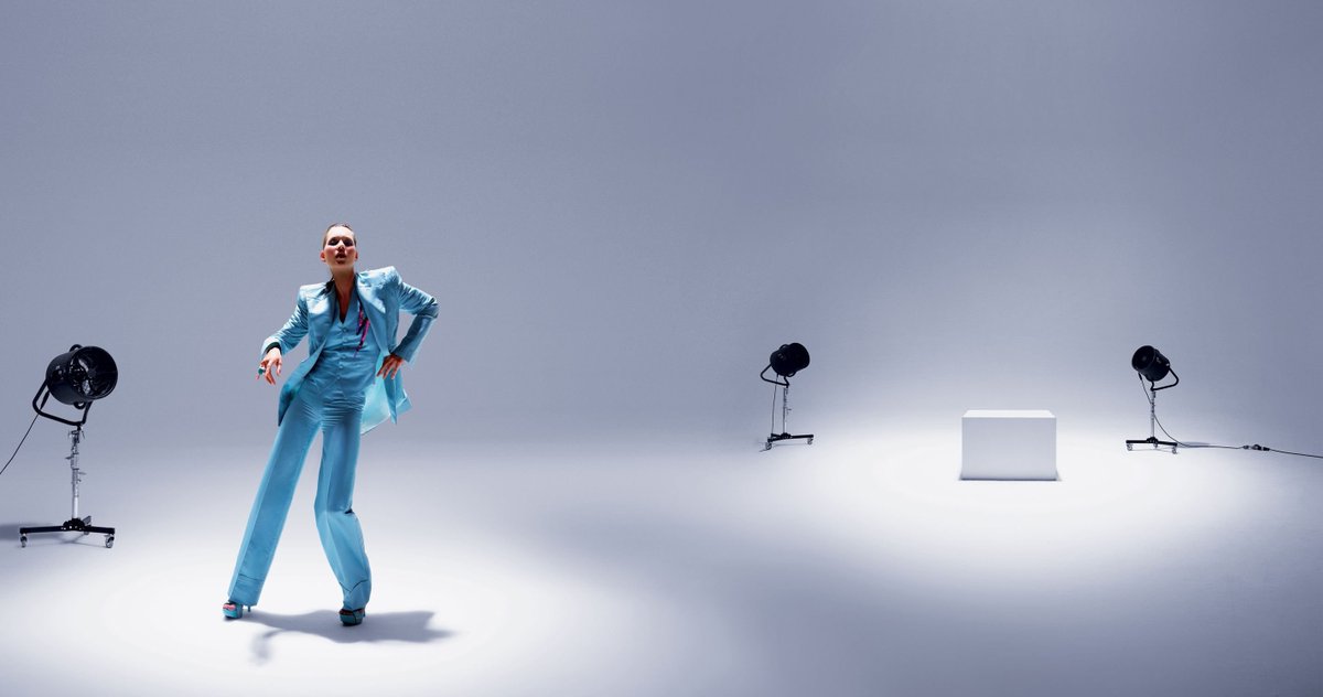 Watch Nick Knight shoot Kate Moss in David Bowie's ice blue suit, worn in the 'Life on Mars' video, for the May 2003 issue of British Vogue.

l8r.it/CM5G