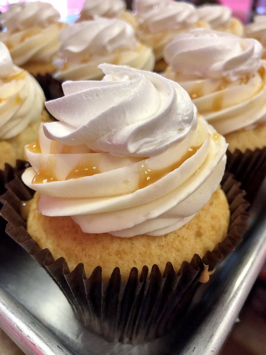 SmallCakesNDH's tweet photo. OMG you’re in for a #treat today! We made #SmoresCupcakes with actual #Smores on top! We also have #ButteredRum #Cupcakes plus 16 #delicious daily flavors! Order pickup 404-621-9634 or https://t.co/MTIy7NEtp6 or delivery thru @UberEats @Grubhub @DoorDash or @Postmates! https://t.co/uZIvxmKGCe