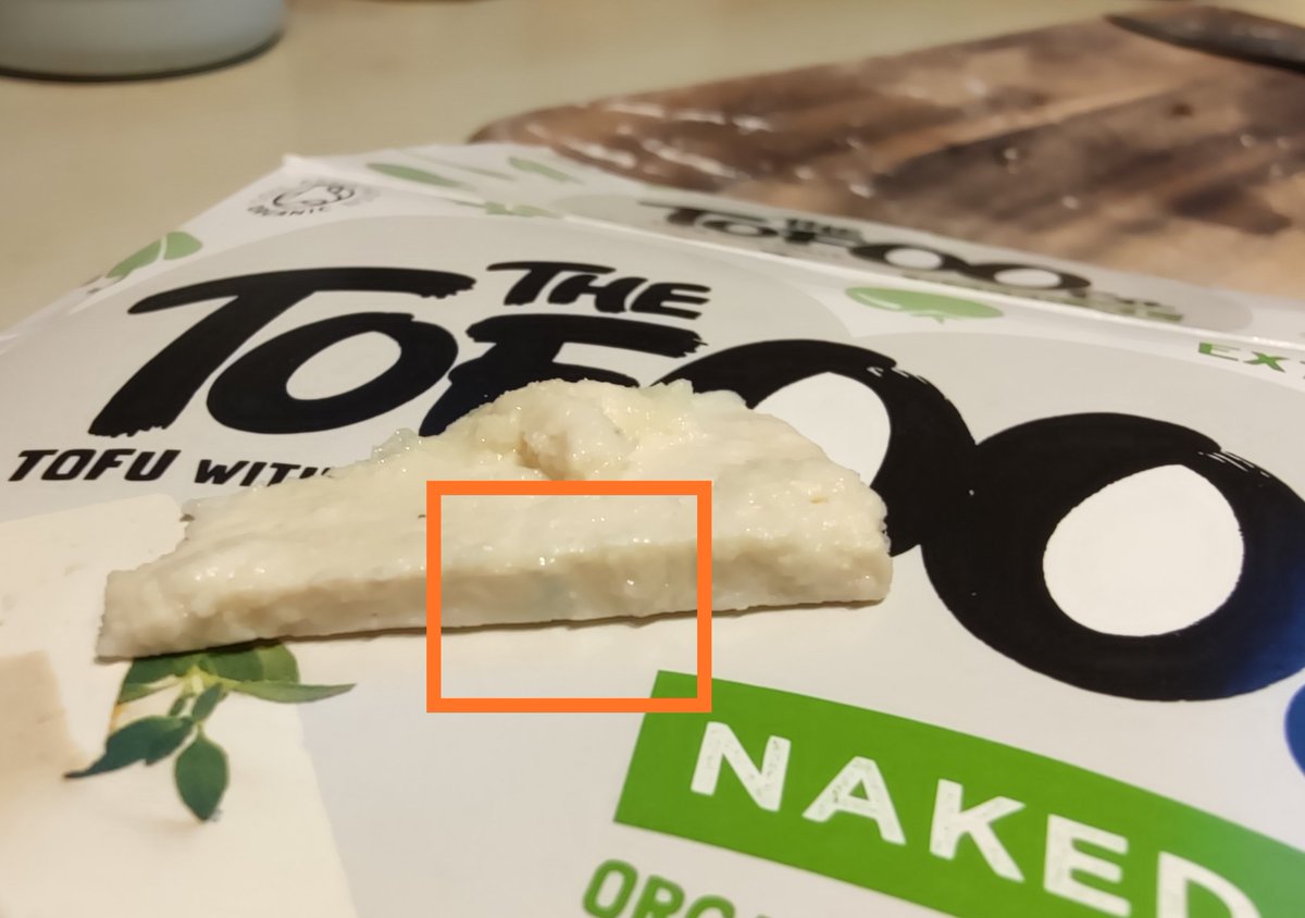 leo_inoue's tweet photo. @TofooCo I noticed a small blue dot in my tofu. Is this mould, and likely to be safe to eat? https://t.co/ISwkt1CctB