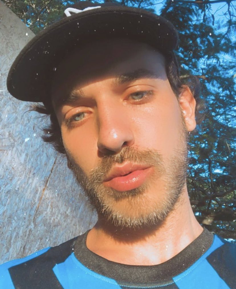 MenLounge's tweet image. 