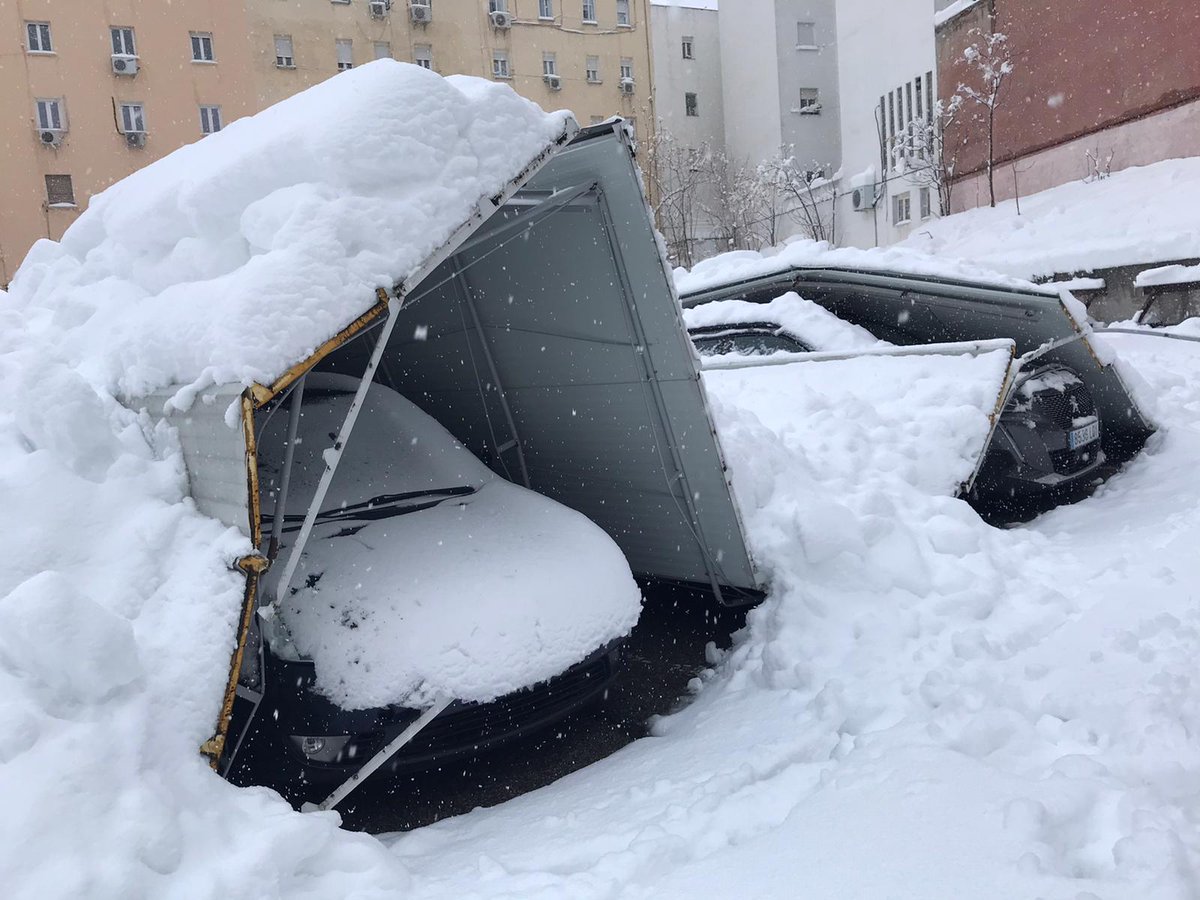 <a href="/TebmorF/">Ignacio Tébar</a> El peso de la nieve en el aparcamiento del Hospital de La Cruz Roja en Avenida Reina Victoria (Madrid). Uvi movil bloqueada inoperativa, coches del personal sin salida y sin acceso. Daños materiales y por suerte sin daños humanos <a href="/112cmadrid/">112 Comunidad de Madrid</a> <a href="/EmergenciasMad/">Emergencias Madrid</a> #SUMMA112