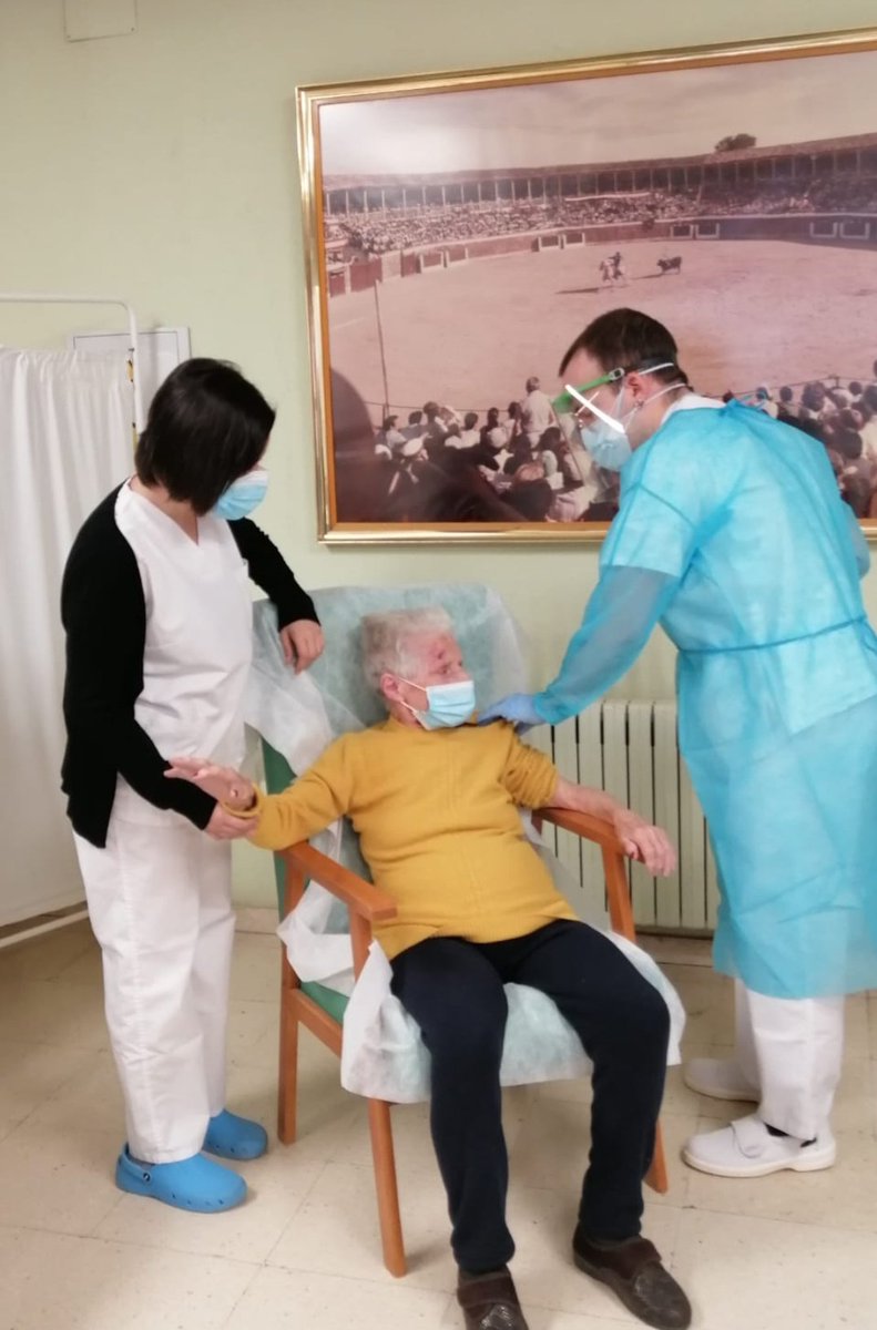 Me emociona ver esta imagen, bajo el cuadro de aquellos Festivales que, gracias a la labor altruista de toreros y profesionales del toro, ayudaron a levantar uno de los Asilos más grandes de Castilla.

 La vacuna llega a la Residencia de Medina de Rioseco elnortedecastilla.es/valladolid/pro…