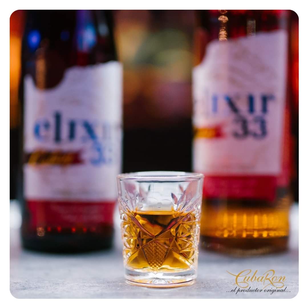 RevistaMascuba's tweet photo. El @RonCubay, de la Corporación @CubaRonSA, propone el #Elixir33 "la excusa perfecta para degustar de un buen ron ligero", de aroma suave, frutal, permanente. De sabor dulce, bien balanceado y definido. Recuerda mantener un consumo reposable 🙌
#elproductooriginal #ronligero https://t.co/Bbda9Tzdn8