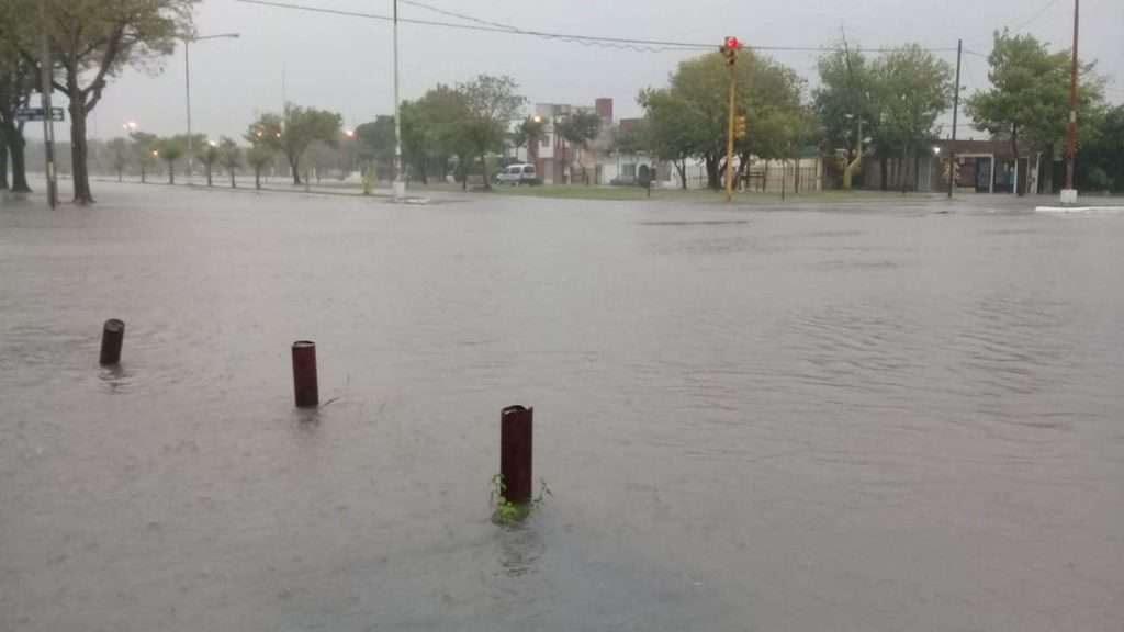 Un día como hoy, pero del 2019, la ciudad de Resistencia #Chaco era afectada por unas de las peores precipitaciones alcanzando un nuevo récord de lluvias acumuladas en 24 horas. El 8 de enero de 2019, se midió 224 mm, superando al anterior récord del 2010 (según serie 1966-2019).